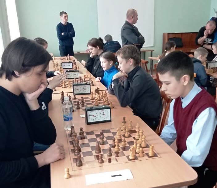Соревнование по шахматам среди учеников.